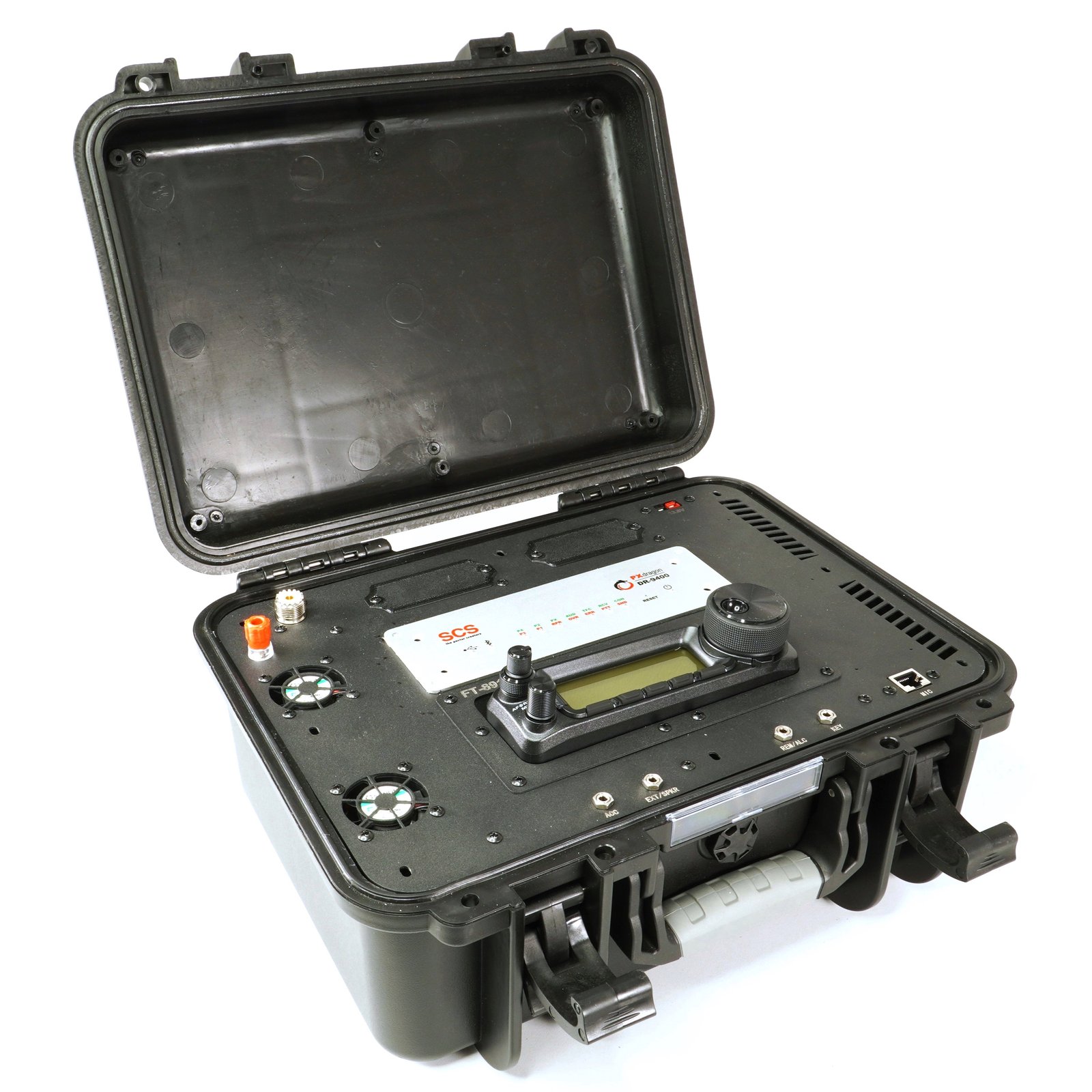 KRITIS-KOM Notfallkoffer – geöffnet, mit integriertem PACTOR-Modem PXdragon DR-9400 und Transceiver