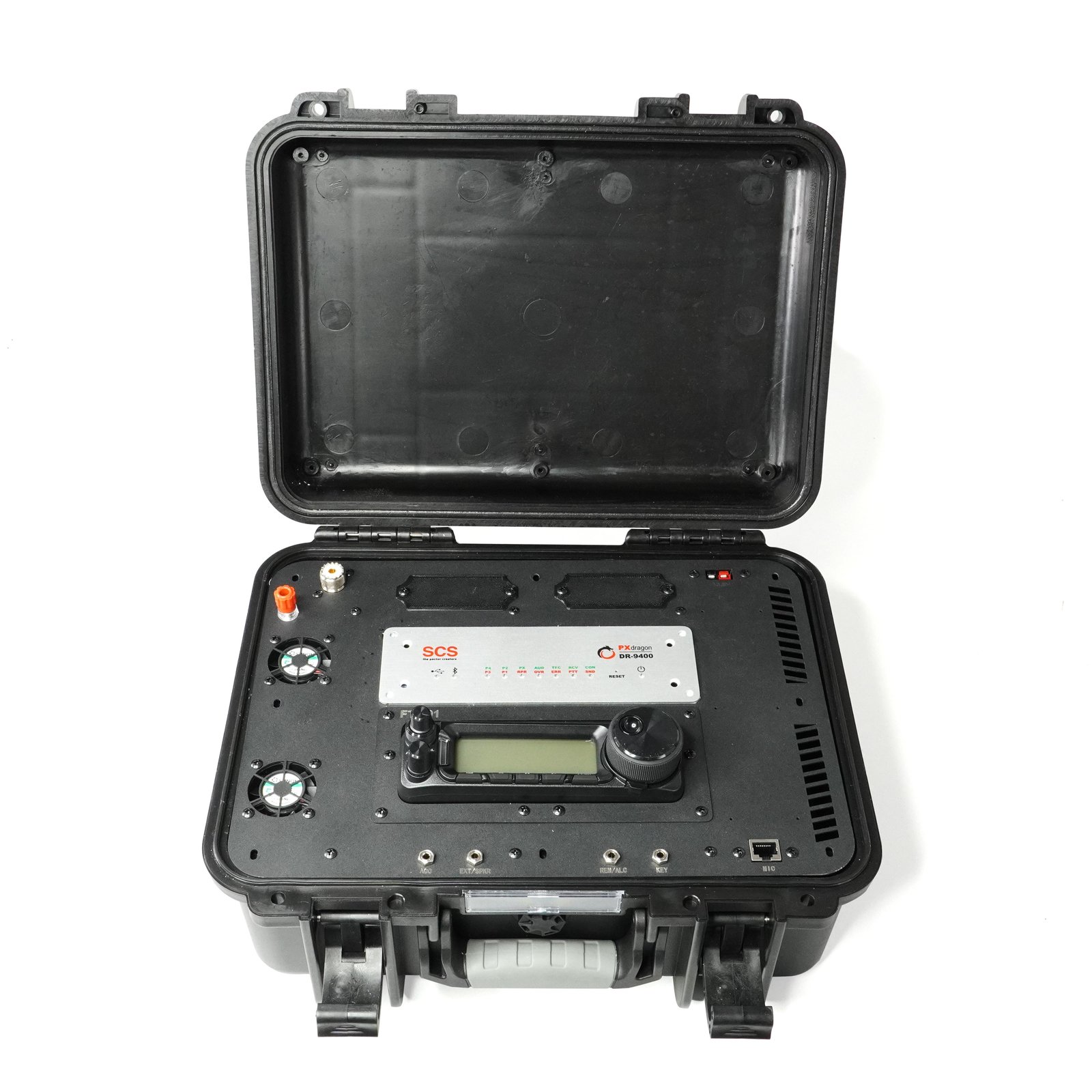 KRITIS-KOM Notfallkoffer – geöffnet, mit integriertem PACTOR-Modem PXdragon DR-9400 und Transceiver